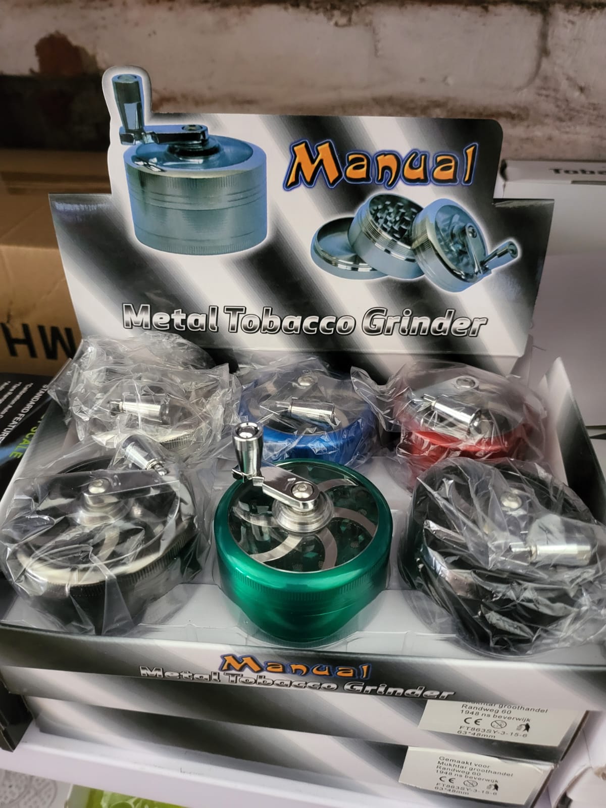 Metall Grinder mit Kurbel – Tabakmühle, verschiedene Farben (Einzelstück)